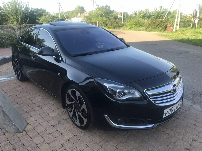 Opel Insignia черная