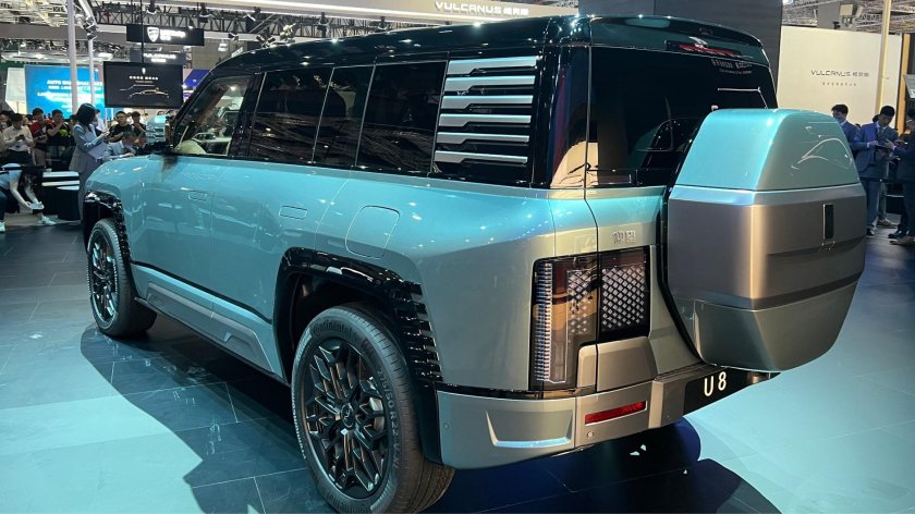 Китайский внедорожник BYD u8