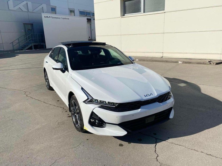 Kia k5 белая с черной крышей