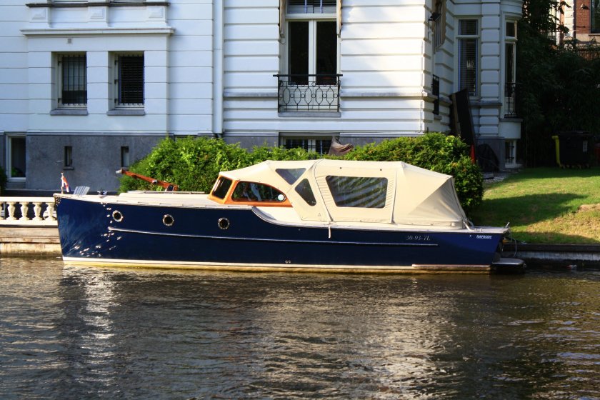 Катер водоизмещающий Охта 1800