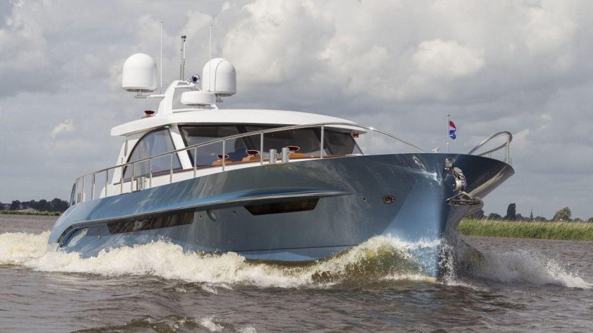 Стальная яхта