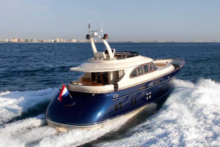 Моторные яхты Конрад Классик