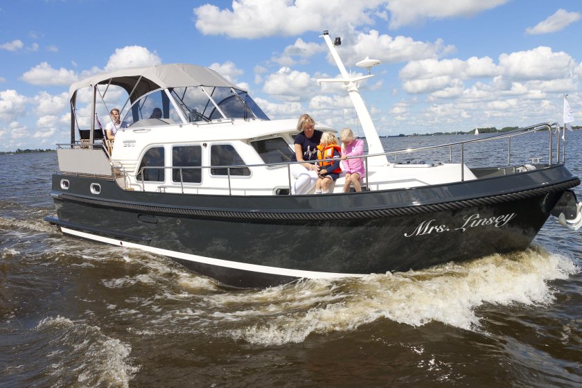 Водоизмещающий катер АК 770