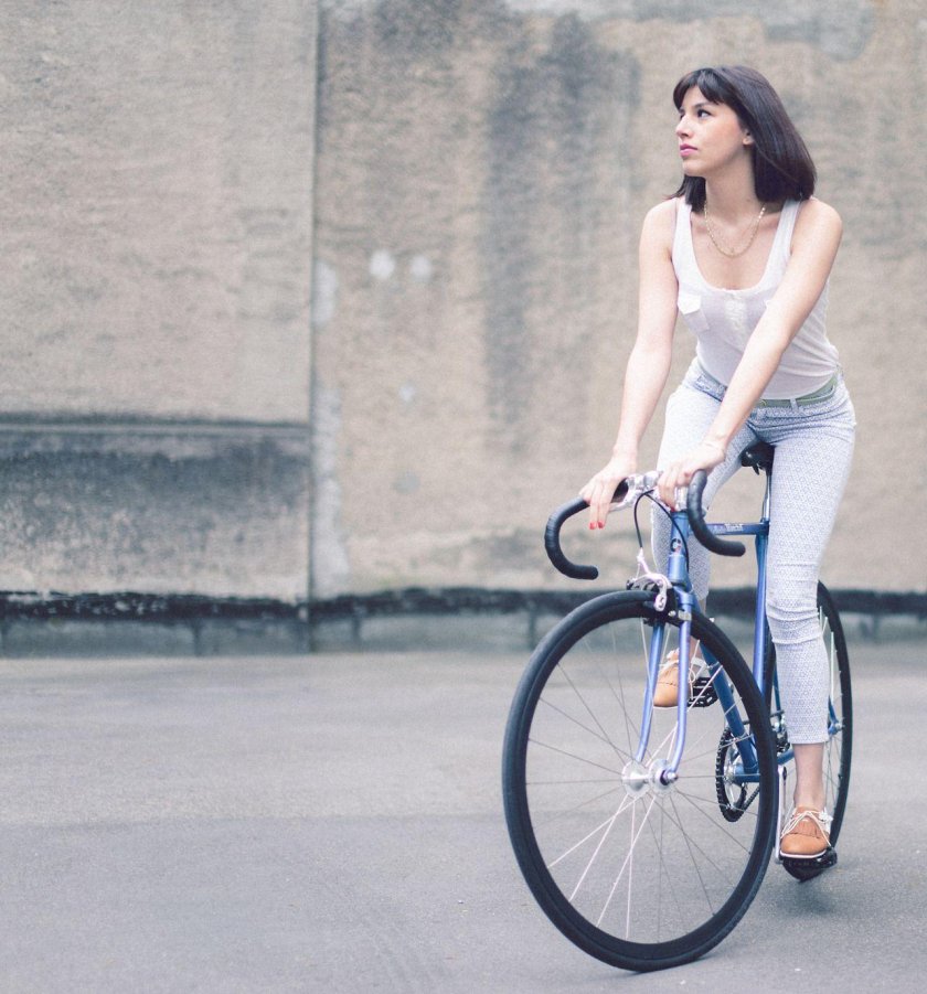 Кореянка на велосипеде