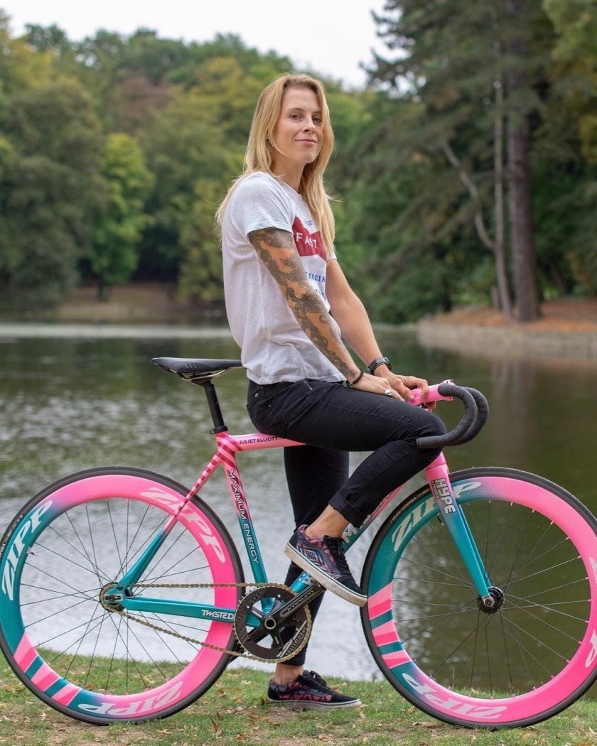 Розовый спортивный велосипед