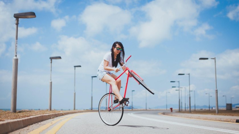 Девушка на велосипеде