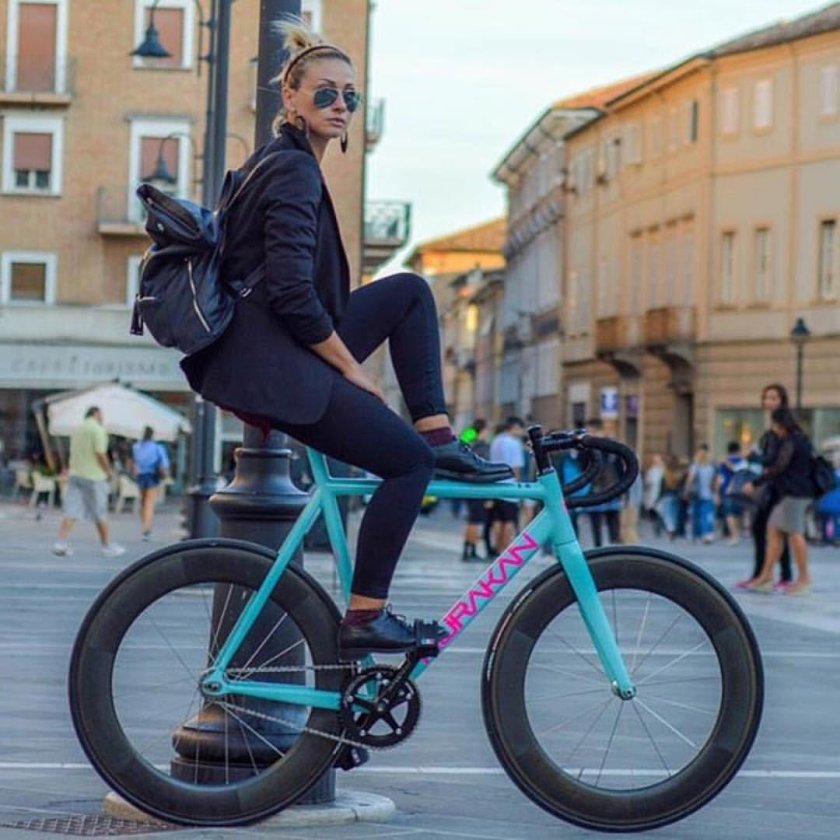 Девушка на фиксе