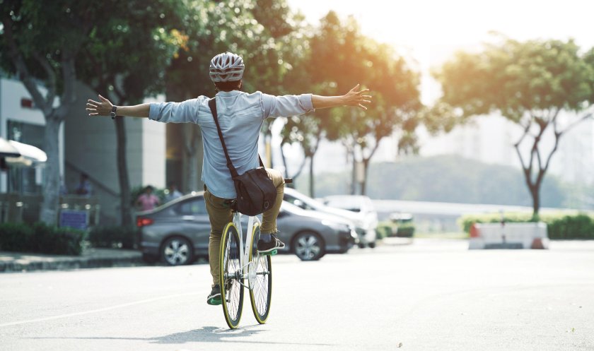 Радостный человек на велосипеде