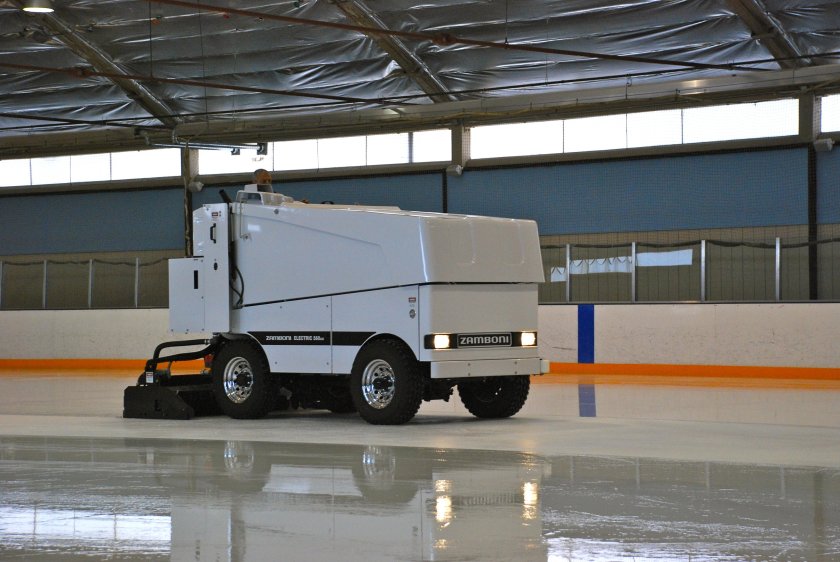 Самоходная ледозаливочная машина