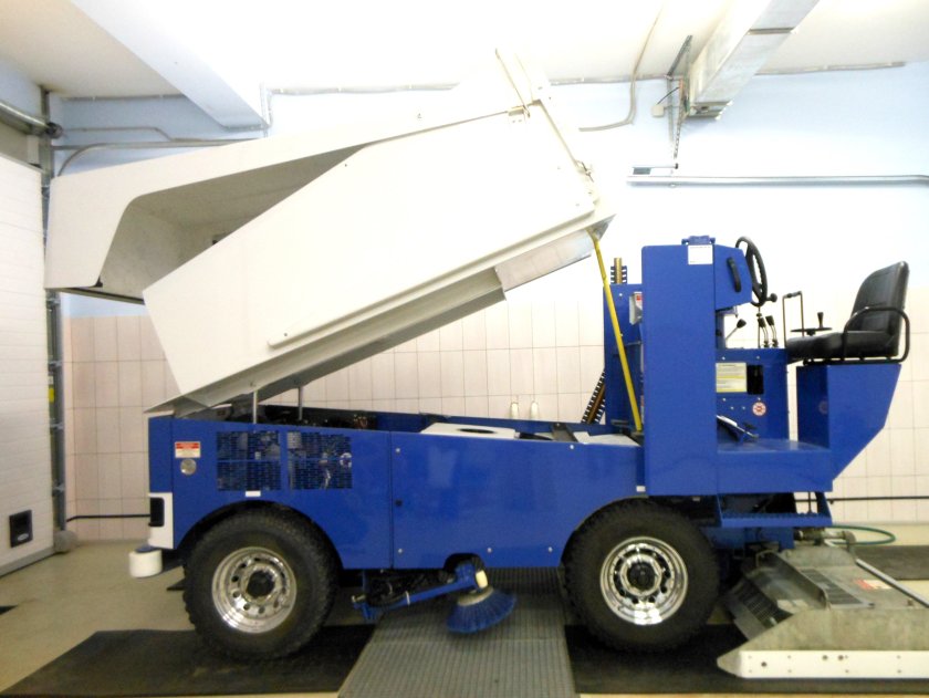 Ледозаливочная машина Zamboni 526