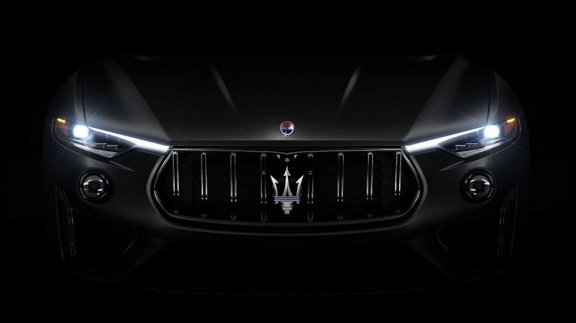 Мазератти на черном фоне