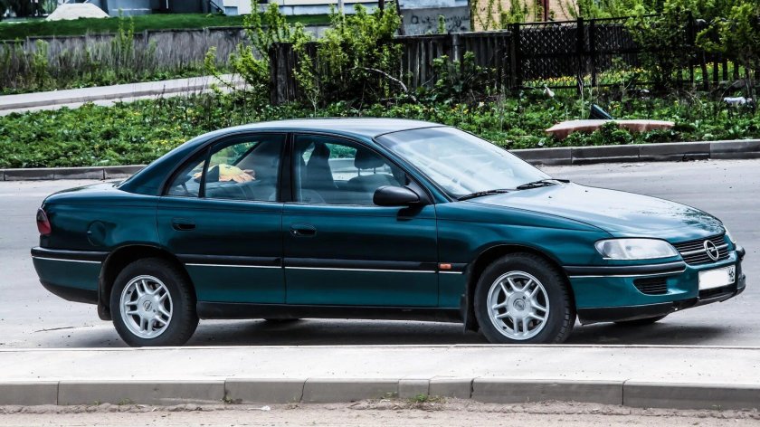 Opel Omega зеленый