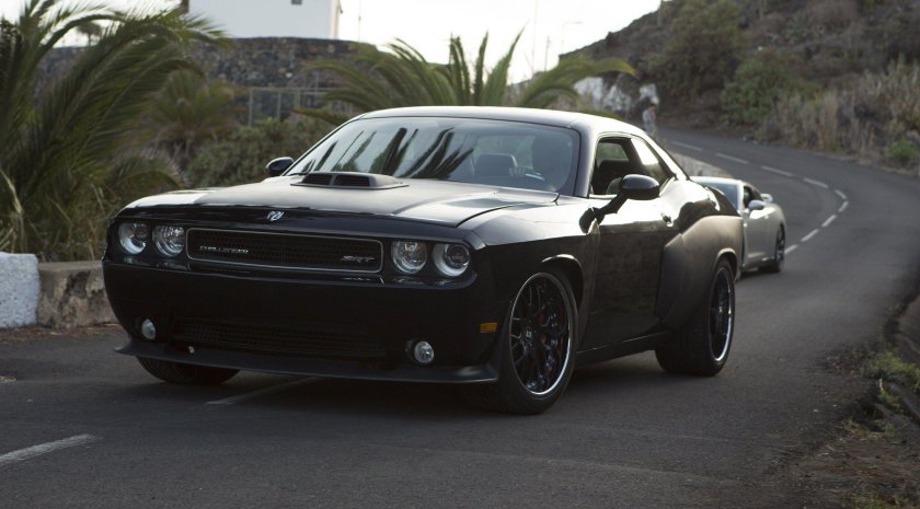 Додж Челленджер srt8