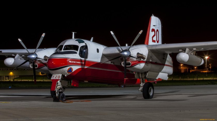 Двухмоторный турбовинтовой самолет