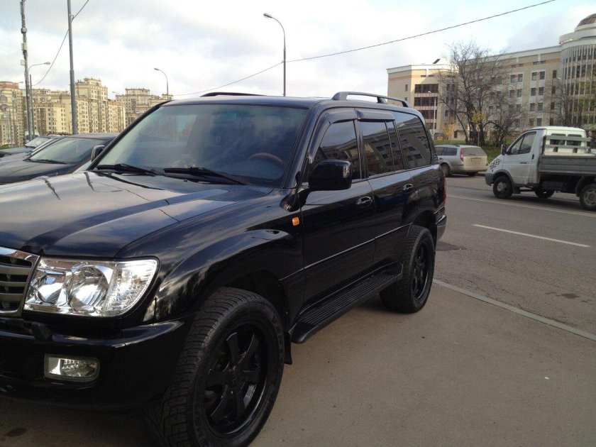 Тойота ленд Крузер 100 чегый