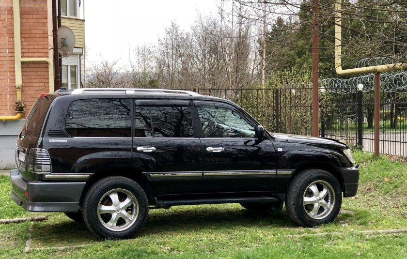 Тойота ленд Крузер 100. Ченный