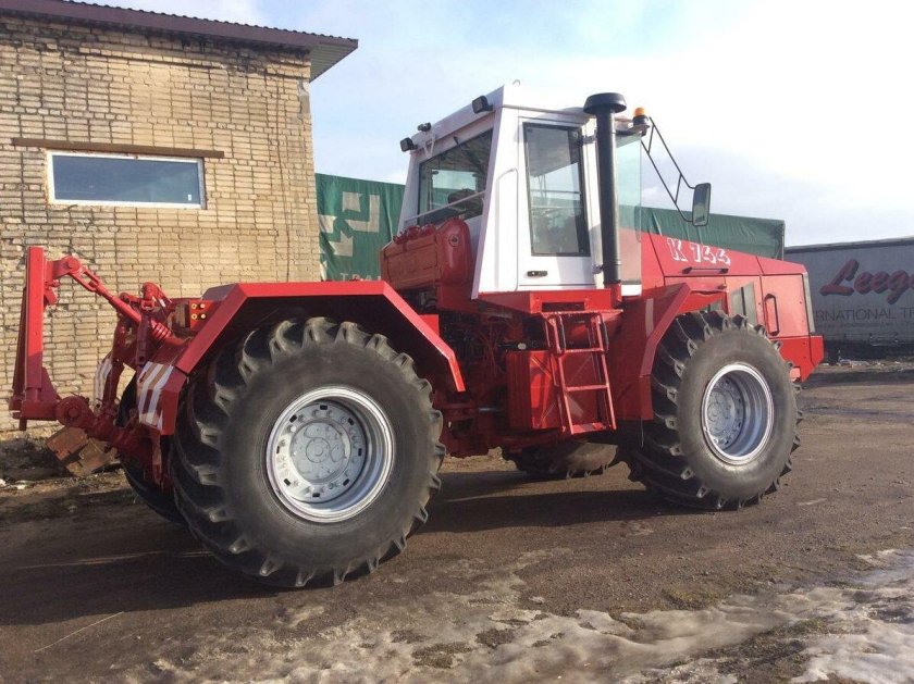 Трактор Кировец к-744р2
