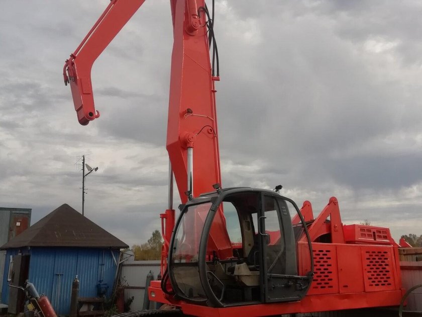 Экскаватор с подъемной кабиной