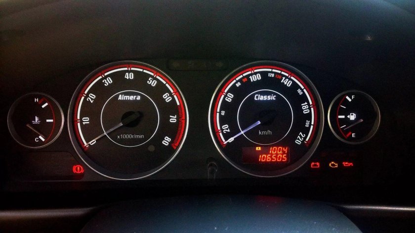 Nissan Almera панель приборов