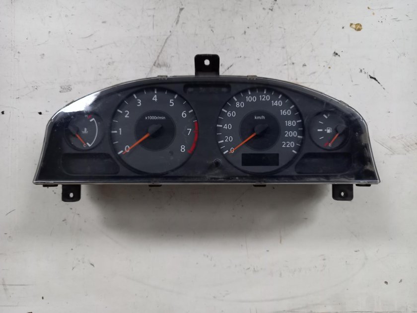 Nissan Almera 2005, приборная панель