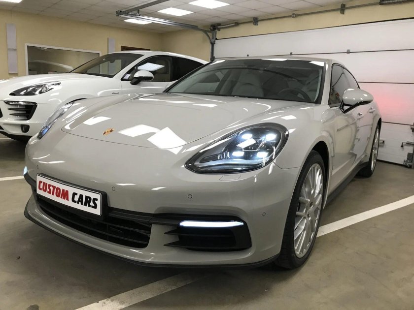 Порше Панамера молочный