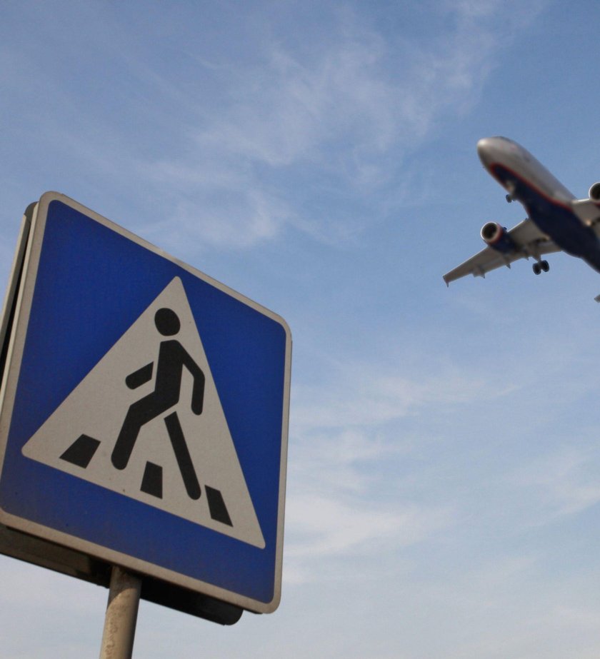 Дорожный знак самолет