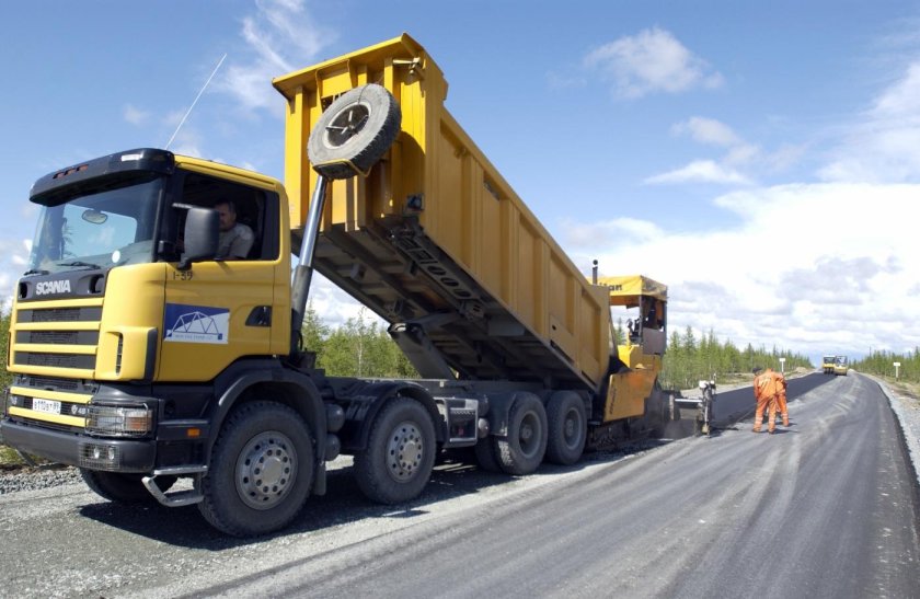 Самосвал с асфальтом