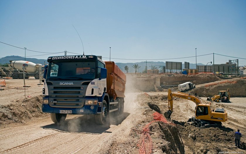 Грузовики на стройке