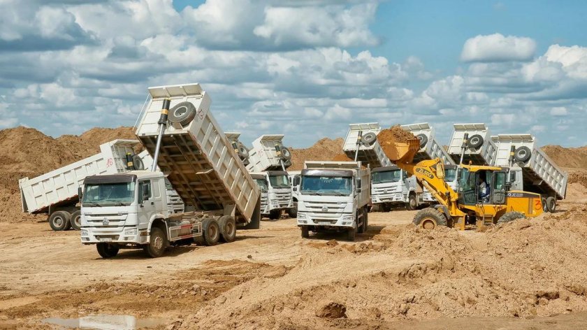 Самосвал в карьере