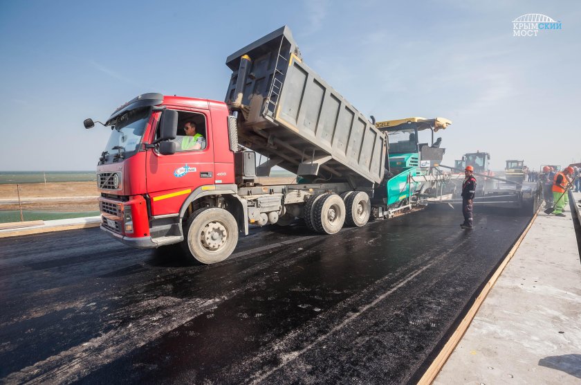 Самосвал с асфальтом