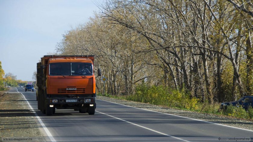 КАМАЗ едет по дороге