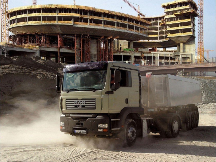 Грузовики на стройке