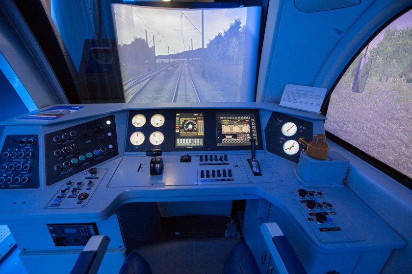 Кабина электровоза Сапсан