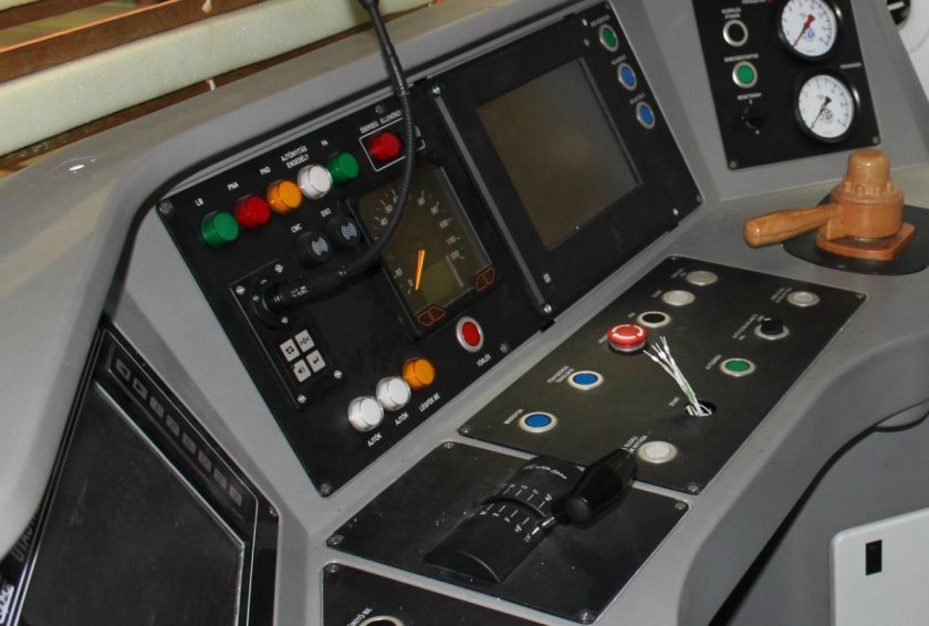 81-775 Пульт машиниста