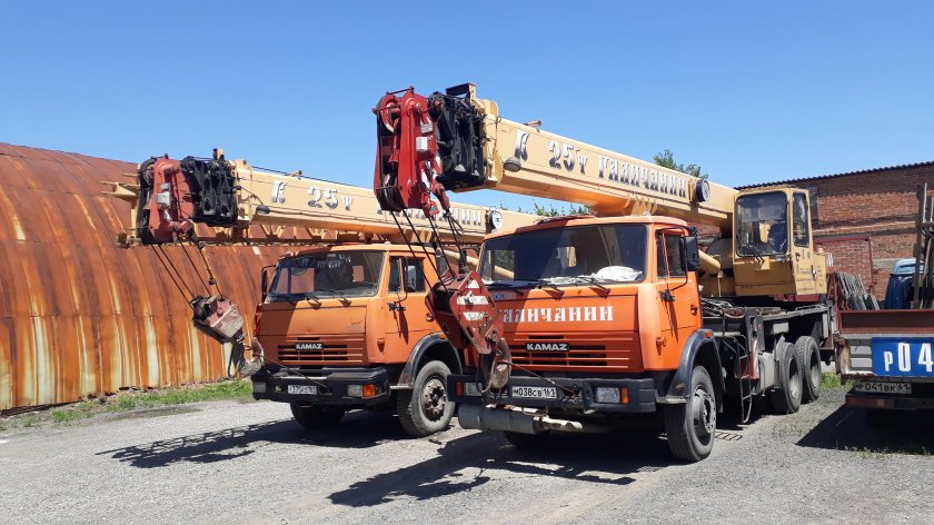 Красная строительная техника