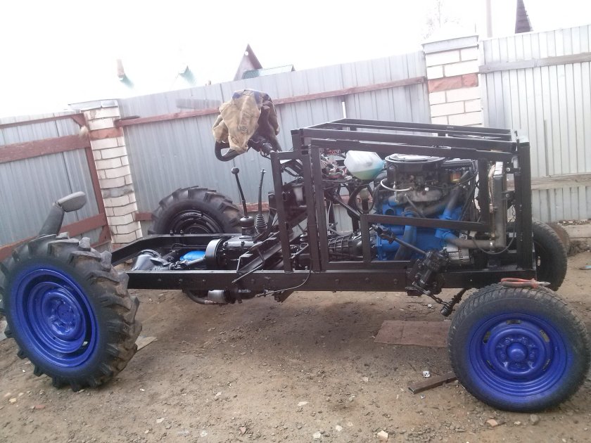 Трактор с двигателем ВАЗ 2106