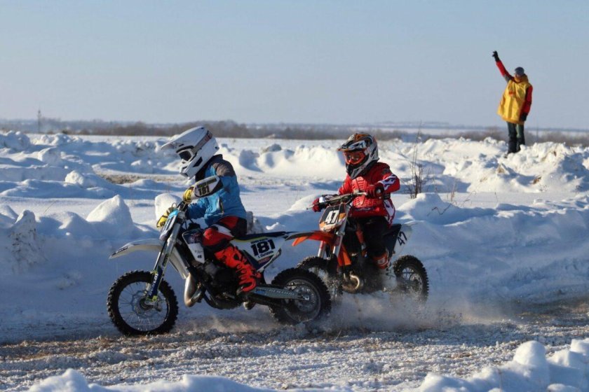 Детский зимний мотокросс