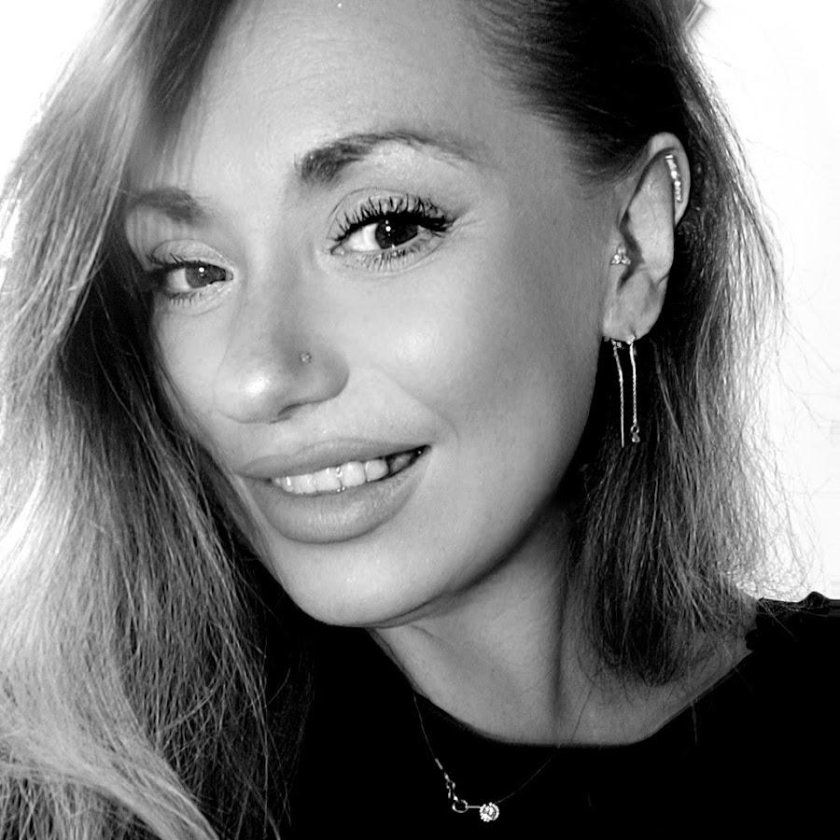 Девушка на кроссовом мотоцикле