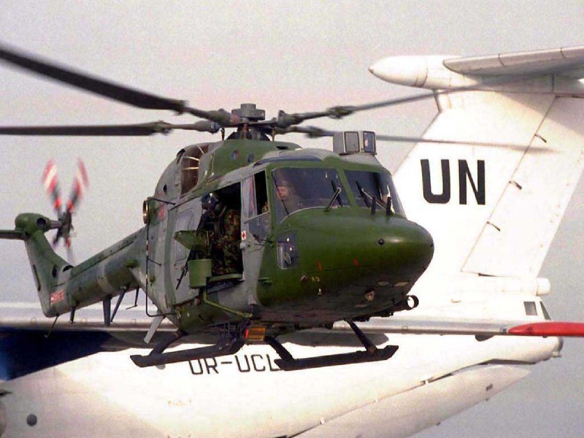 Зеленый военный вертолет