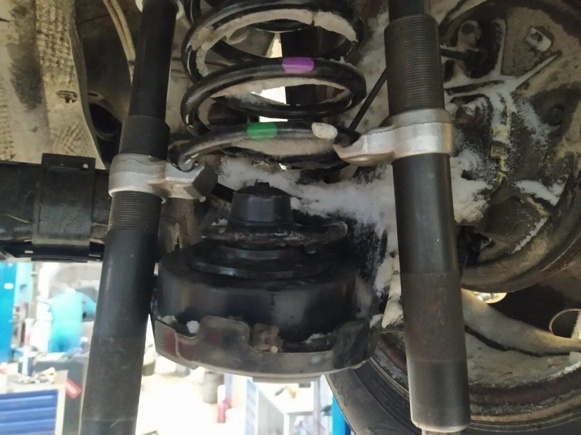 Установка проставок на передние стойки Эмгранд ЕС 7