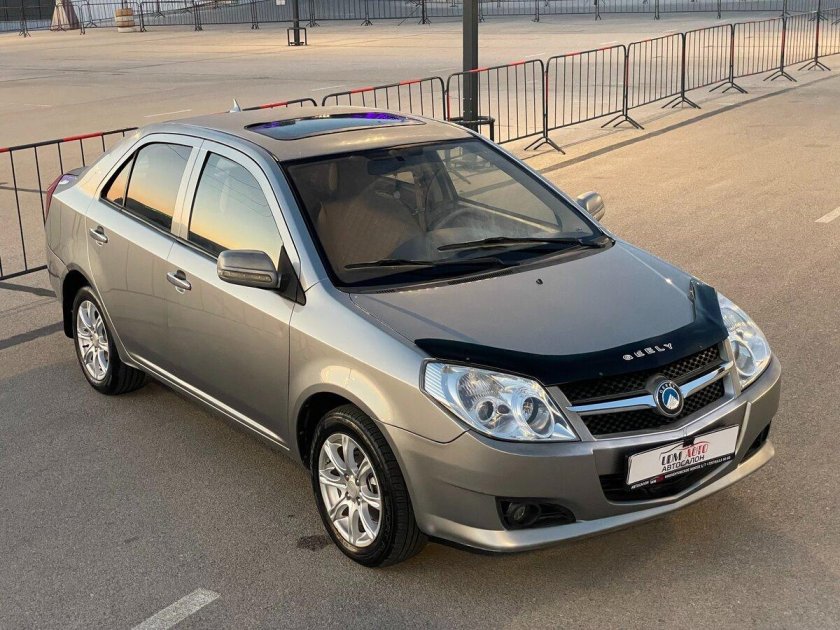 Машина Джили серая