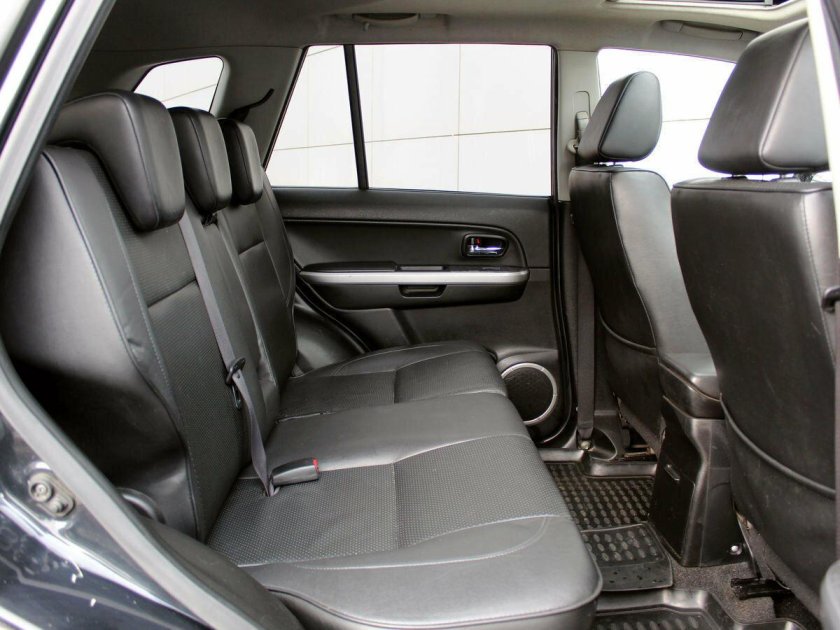 Сузуки Гранд Витара салон сзади