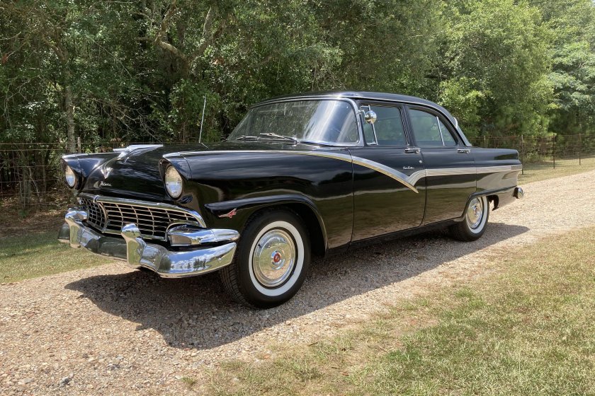 Ford Fairlane Town sedan 1956