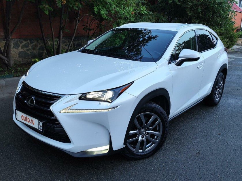 Разбитый Лексус nx200