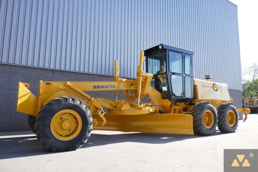 Грейдер Комацу