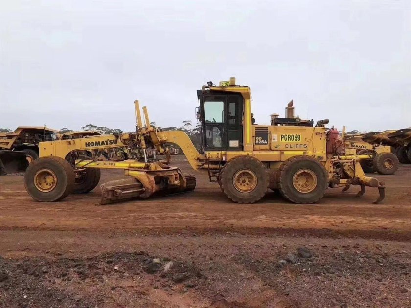 Komatsu gd825a