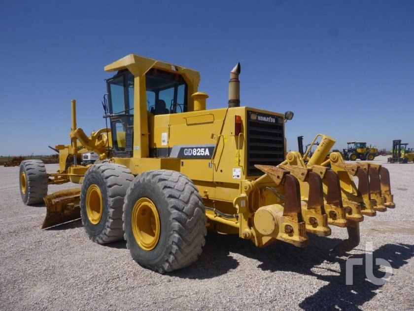 Автогрейдер Komatsu GD 825