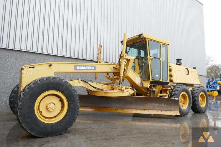 Грейдер Комацу 825
