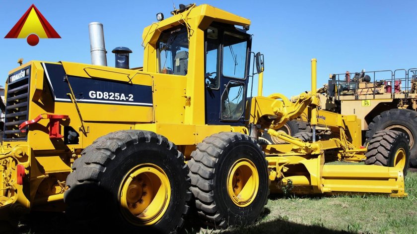 Автогрейдер Komatsu GD 825