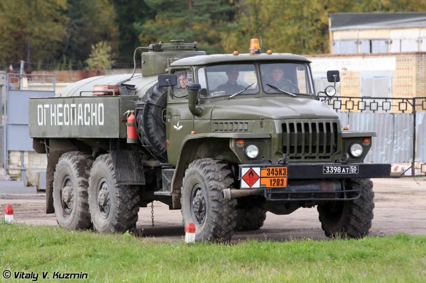 Урал 4320 бензовоз военный